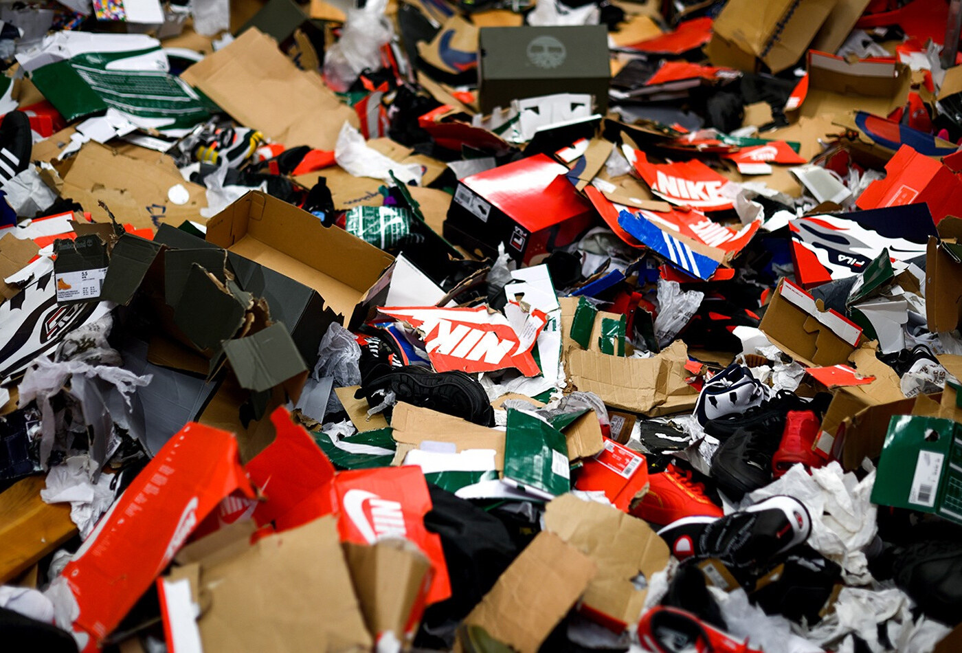 20000 sneakers contraffatte donate bambini ucraini