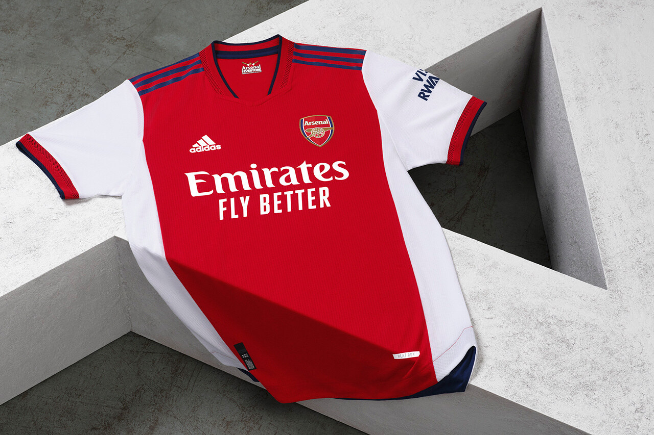 Arsenal presenta le nuove maglie casalinghe per la stagione 2021 ...